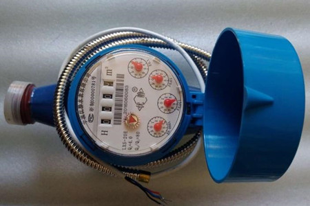 無線遠(yuǎn)傳水表是如何進(jìn)行數(shù)據(jù)采集傳輸?shù)模?/></p><p> 當(dāng)水流入水表后,會沿著葉輪盒底部進(jìn)水孔進(jìn)入到計量機(jī)構(gòu),水流會推動葉輪旋轉(zhuǎn),然后由葉輪盒上部出水孔的位置流出,正常情況下,葉輪轉(zhuǎn)速和水的流量是成正比的,葉輪轉(zhuǎn)動的時候,就能夠通過齒輪傳遞給指示機(jī)構(gòu),并記錄出流經(jīng)水表的水總量。記錄的用水量數(shù)據(jù)會通過無線網(wǎng)絡(luò)技術(shù)和后臺數(shù)據(jù)管理中心聯(lián)通,來實(shí)現(xiàn)遠(yuǎn)程抄表、網(wǎng)絡(luò)充值、遠(yuǎn)程控制和故障檢測。</p><p> <strong>水表的數(shù)據(jù)如何采集傳輸?</strong></p><p> 水表是通過給計量基表安裝加傳發(fā)訊模塊,這樣就后臺就能夠接收無線抄表主機(jī)發(fā)出的抄表指令,由無線通訊模塊能夠?qū)⑺砩厦娴挠盟?/p><p> 數(shù)據(jù)上傳到服務(wù)器,以便供水公司進(jìn)行抄表和計算水費(fèi)。</p><p> 無線遠(yuǎn)程水表的安裝是非常簡單容易的,其中,一根總線可以連接同一幢樓內(nèi)全部住戶的水表,可以大大節(jié)省施工費(fèi)用。其中數(shù)據(jù)采集器不參與底層數(shù)據(jù)的采集,僅僅作為通訊功能使用,計量不受外界影響。</p><p style=